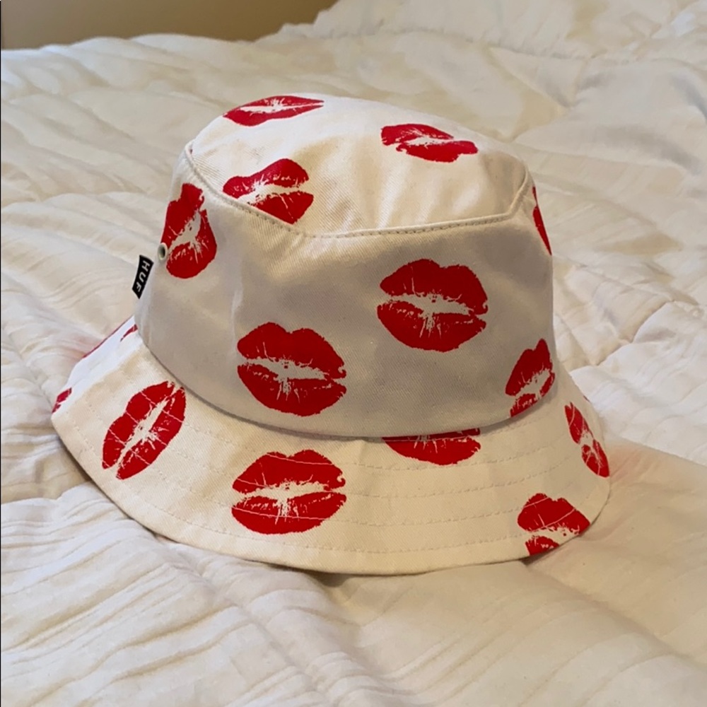 Huf lip print bucket hat